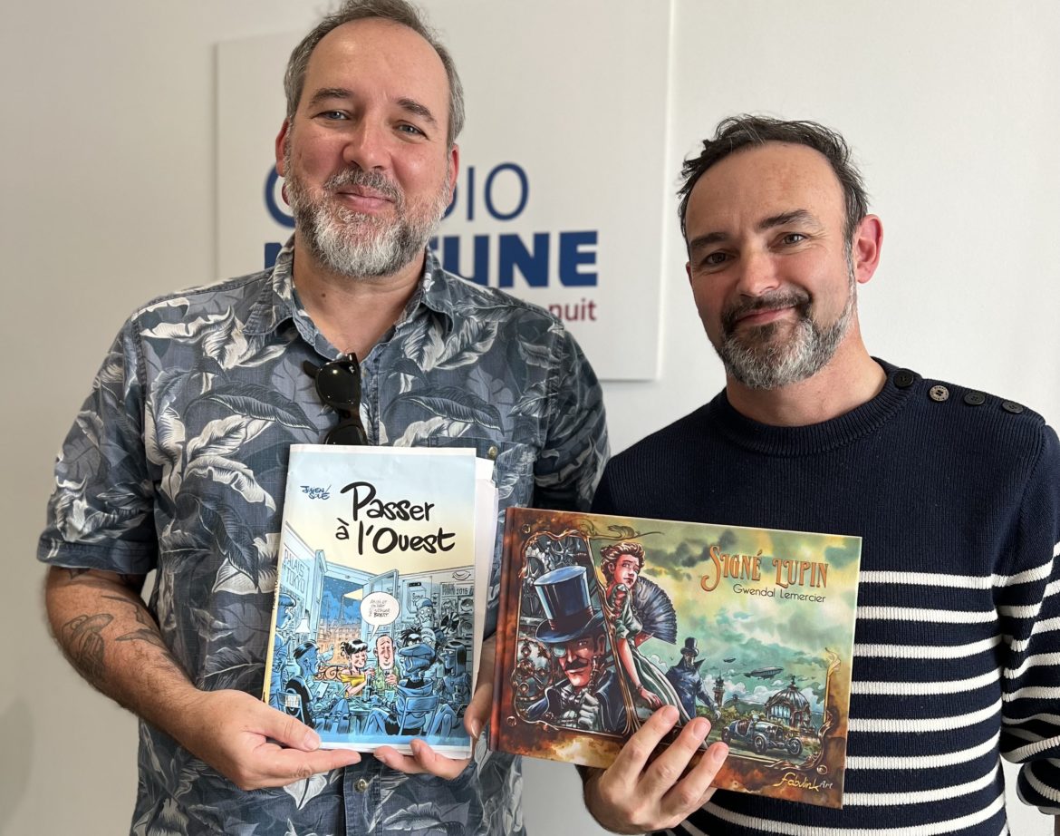 Julien Solé et Gwendal Lemercier dans le studio de Radio Neptune